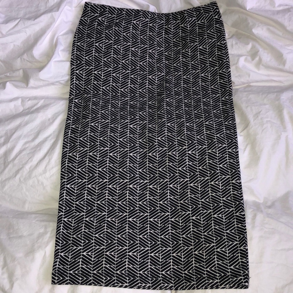 BOGO Black and white patterned pencil skirt